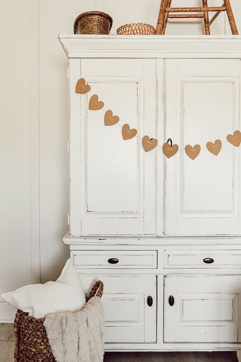 SImple and stylish Valentines decor. Make this easy Valentines garland with your Cricut machine. Neutral Valentines decor that will work with your home decor. Cricut Garland Ideas, Handmade Valentines Decorations, Valentines Decor Farmhouse, Nordic Valentines Decor, Beach Valentine Decor, Cricut Valentines Decor, Diy Cardboard Valentines Decor, Valentine Neutral Decor, Cute Valentines Decor