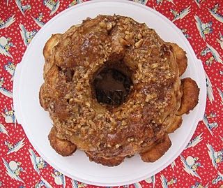 Yummy looking bubble bread recipe Gorilla Bread, Easy Breads, Rhodes Bread, Cinnamon Sticky Buns, Morning Recipes, Sticky Bun, Sticky Buns Recipes, Coffee Ring, Caramel Rolls