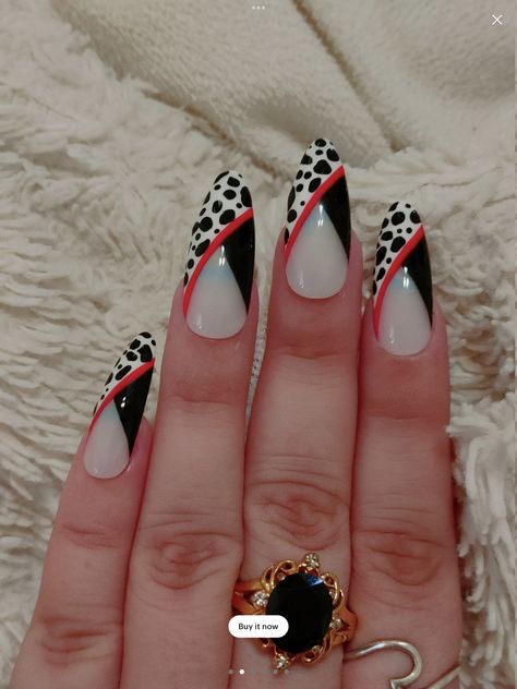 Halloween Acrylic Nails Designs, Cruella Nails, Nail Art Designs Halloween, Halloween Nail Art Designs, White Almond Nails, Black And White Nails, Halloween Acrylic Nails, Goth Nails, Almond Nails Designs