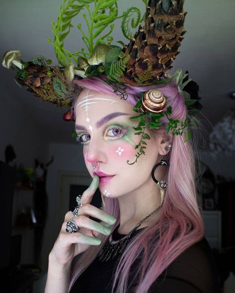 Annika on Instagram: “What would be my faun name? 😎🌿🍃 My hair is already silver again but I had so much fun creating some makeup looks with my pastel pink hair…” Faun Makeup, Fairy Fantasy Makeup, Pagan Makeup, Fairy Halloween Makeup, Green Witch Aesthetic, Halloween Makeup Witch, Fairy Look, Fae Aesthetic, Fairy Cosplay