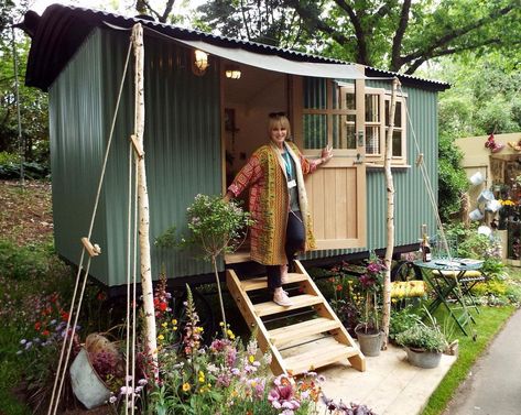 Plankbridge Shepherd’s Huts on Instagram: “It’s always lovely to have a chat with @joannalumleytv 🌻 and wearing a beautiful coat just perfect for the shepherd’s hut colour scheme…” Hut House, Joanna Lumley, Cabin Tiny House, House Shed, Unusual Homes, Backyard Sheds, Shepherds Hut, Modern Tiny House, She Sheds