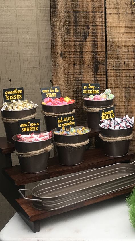 Graduation candy bar Diy Graduation Party Ideas, Graduation Party Decoration Ideas, Diy Graduation Party, Graduation Party Pictures, Graduation Candy Bar, High School Graduation Party Decorations, College Grad Party, Graduation Food, Backyard Graduation Party