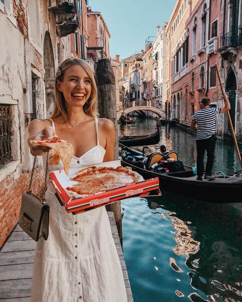 Leonie Hanne on Instagram: “This one is cheeeeeesy... 🍕 --- Back to old traditions, visiting one of my favorite canels for take-away pizza & vino with a view (and…” European Travel Outfit, Venice Travel, Italy Outfits, Italy Photography, Italy Aesthetic, Travel Outfit Summer, Italy Photo, Visit Italy, Rome Travel