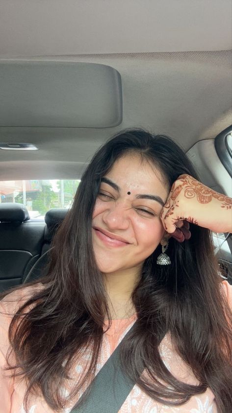 Selfie In Traditional Look, Selfie Poses In Kurti, Traditional Photography Poses, Kurti Pics, Vsco Selfie, Bitmoji Outfits Baddie, Riya Sharma, Trending Summer Nails, Bitmoji Outfits