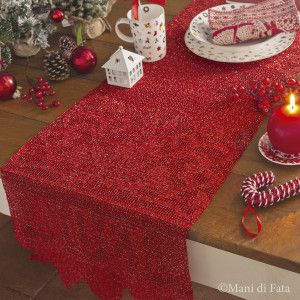 Schema su carta a quadretti per realizzare il runner da tavola rosso natalizio a uncinetto filet, scritta Noël e candele. Christmas Table Runner, Christmas Table, Tree Skirts, Christmas Tree Skirt, Table Runners, In Italy, Gift Wrapping, Christmas Tree, Italy