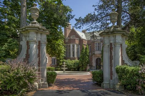 Lake Forest’s famous Schweppe Mansion is still searching for a buyer after two years - Curbed Chicagoclockmenumore-arrow : The 21,000-square-foot lakefront estate listed for $9,450,000 exactly 24 months ago Haunted Houses For Sale, House In Forest, Lake Forest Illinois, Porte Cochere, Mansions For Sale, Lake Forest, Forest House, Real Estate Photography, Old House Dreams