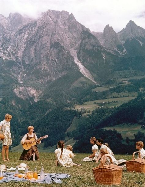 Spring Movie, Sound Of Music Movie, Beau Film, The Sound Of Music, Julie Andrews, Great Films, Music Photo, Music Aesthetic, Music Wallpaper