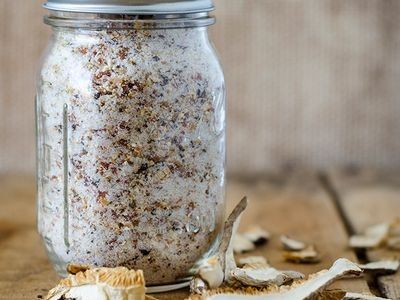 Bacon and Shiitake Mushroom Salt Flavored Salts Recipes, Flavoured Salt, Shiitake Mushrooms Recipes, Mushroom Salt, Salt Recipes, Canned Foods, Bacon Stuffed Mushrooms, Flavored Salts, Shiitake Mushrooms