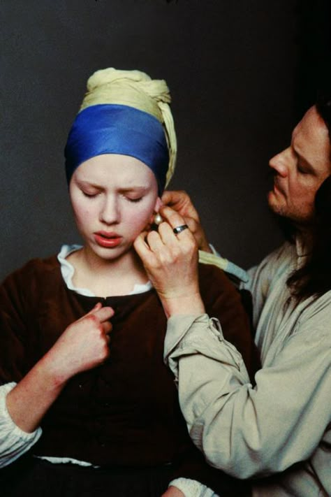 Scarlett Johansson and Colin Firth (Movie: The girl with a pearl earring) 2003 Girl With The Pearl Earring, Art Nouveau Earring, Girl With A Pearl Earring, Colin Firth, Johannes Vermeer, Costume Drama, Flying High, Art Disney, Baroque Style