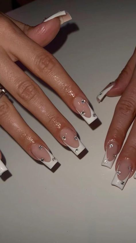 French Tips W Rhinestones, White Tips With Rhinestones, Nails Weiss, French Nails With Stones, French Nails With Diamonds, White Nails With Rhinestones, Ongles Gel French, French Tip Gel Nails, White French Nails