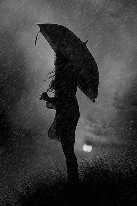 Girl In Rain, Expressions Photography, Rain Art, Alone Photography, Charcoal Art, Walking In The Rain, Beautiful Dark Art, Sketch Inspiration, Doodle Art Designs