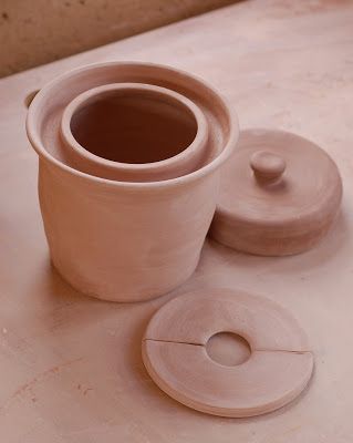 Lori Kindler Pottery: Fermentation Crock Fermenting Crock Pots, Fermenting Jars, Ceramic Crock, Fermentation Crock, Pottery Jars, No Id, Ancient Pottery, Tanah Liat, Pottery Dishes