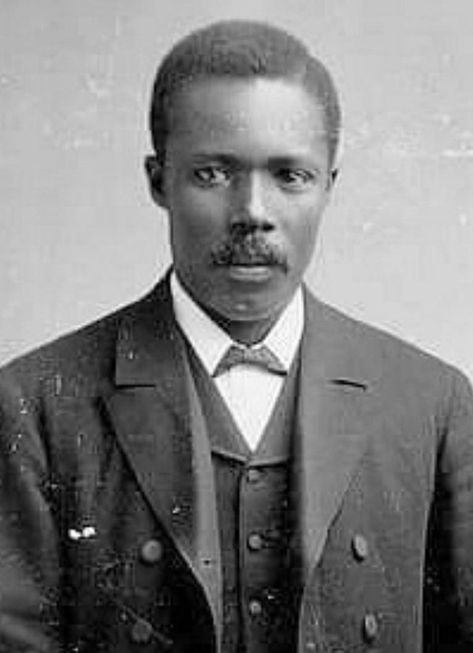 Although multiple accounts have disputed the story as myth, American chef George Crum is best known as the inventor of the potato chip. George Crum, Black Fact, Potato Chip, A Potato, Saratoga Springs, Thomas Jefferson, Interesting Information, A Chef, African American History