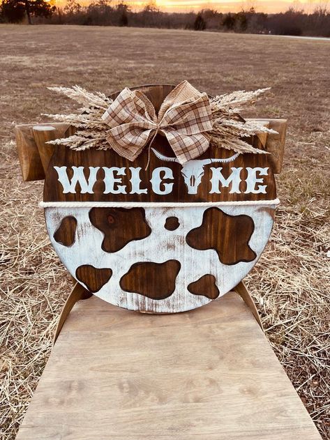 Round Wooden Wedding Signs, Cowhide Welcome Sign, Crafts With Cowhide, Western Glowforge Ideas, Cow Signs Diy, Diy Western Signs, Cow Print Door Sign, Country Welcome Signs, Western Welcome Sign Front Door