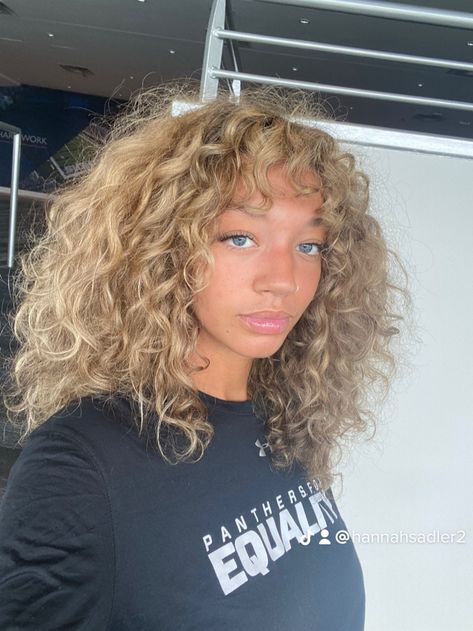 Short Beach Curls, Mixed Girl With Blonde Hair, Ashy Blonde Curly Hair, Blonde Mixed Girl, Mixed Girl Blonde Hair, Blond Short Curly Hair, Warm Blonde Curly Hair, Curly Hair Died, Blonde Curly Hair With Bangs