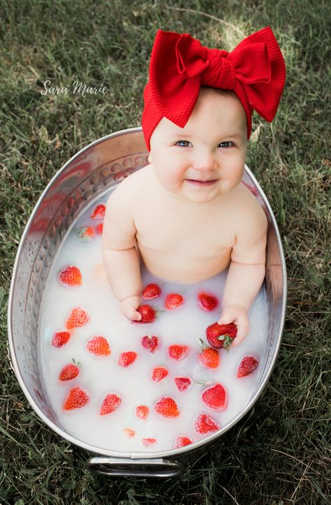 Strawberry Milk Bath, Milk Photoshoot, Summer Baby Photos, Milk Bath Photoshoot, Baby Picture Ideas, Baby Milk Bath, Bath Photoshoot, 6 Month Baby Picture Ideas, Bath Pictures