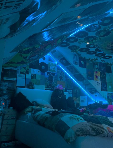 Chill Room, Neon Room, Retro Room, Indie Room Decor, Grunge Room, Indie Room, Room Goals, In My Room, Cute Room Ideas