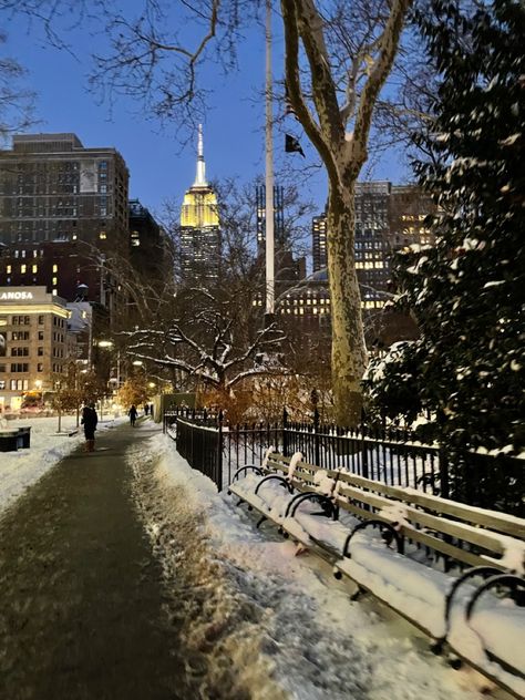 Snowy New York Aesthetic Places New York, Winter In Manhattan, Nyc During Winter, New York During Winter, Nee York Christmas Aesthetic, Winter Aesthetic Nyc, Xmas In Nyc, Ney York Christmas Aesthetic, New York Im Winter