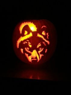 wolf Therian Pumpkin Carving, Fox Pumpkin Carving Ideas, Craving Pumpkins, Skull Pumpkin Carving, Wolf Pumpkin, Halloween Pumpkin Diy, Pumpkin Decorating Contest, Fancy Braids, Wolf Skull