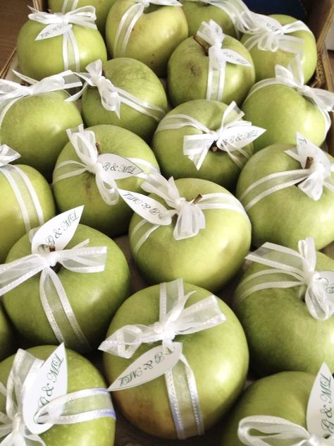 Apple Centerpieces, Apple Wedding, Fruit Wedding, Diy Bouquet Wrap, Orchard Wedding, Apple Decorations, Packaging Ideas Business, Winter Wedding Colors, Green Apples