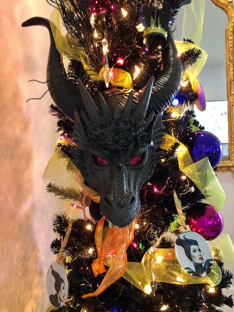 DIY Dragon for Christmas Tree Maleficent Christmas Tree, Dragon Christmas Tree, Dragon Wreath Diy, Nerdy Christmas Tree, Dragon Wreath, Maleficent Halloween, Diy Dragon, Nerdy Christmas, Dragon Christmas