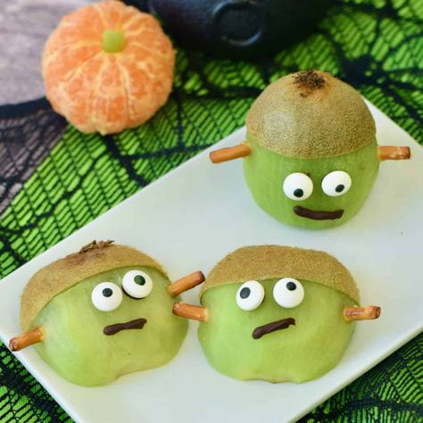 Kiwi Frankenstein Halloween Treats, easy and healthy Halloween snacks for kids and adults! Add fruit to your fun Halloween party food trays. Halloween Classroom Snacks, Movie Themed Food Ideas, Movie Themed Food, Halloween Themed Party Food, Healthy Halloween Snacks For Kids, Party Food Trays, Fun Halloween Party Food, Easy Halloween Party Food, Classroom Snacks