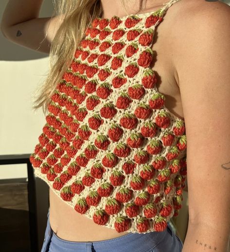 Jenna Phipps, Crochet Top Outfit, Green Yarn, Crochet Strawberry, Crochet Tops Free Patterns, Green Shades, Red Yarn, Quick Crochet, Crochet Tank