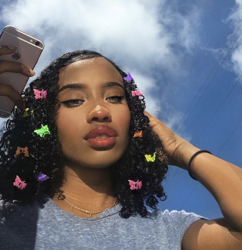 𝒑𝒊𝒏𝒕𝒆𝒓𝒆𝒔𝒕: 𝒆𝒎𝒆𝒍𝒚𝒇𝒖𝒍 *·ﾟ✧ Hair Clips 90s, Instagram Hairstyles, Cute Curly Hairstyles, Clip Hairstyles, Butterfly Hair Clip, Natural Hair Styles Easy, Butterfly Clips, Baddie Hairstyles, Grunge Hair