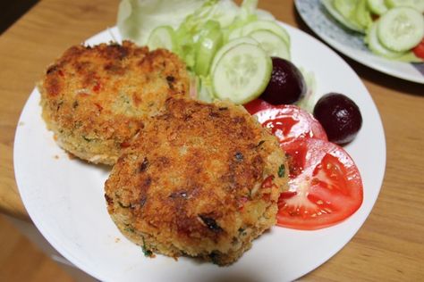 Down to Earth: Salmon rissoles Salmon Rissoles Recipe, Salmon Rissoles, Easy Pork Chop Recipes, Apple Recipes Easy, Chicken Cacciatore, Salmon Cakes, Frugal Meals, Pork Chop Recipes, Fish Dishes