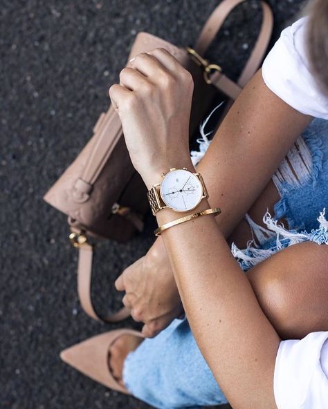 [Anzeige/Ad] All my favorites in one picture: Ripped Jeans, my new LV Bag and a gold @kaptenandson Chrono watch ✨ 📸@mr._ker #bekapten #kaptenandson #fromwhereistand #outfit #outfitinspo #detailsoftheday #goldenhour #fashionblogger_de #blogger_de #newoutfit #myphilocaly Watch With Bangles, Watch And Bangle, Ladies Rolex Watches, Female Watches, Watches Women Simple, Female Watch, Melinda Maria Jewelry, Female Accessories, Mothers Ring