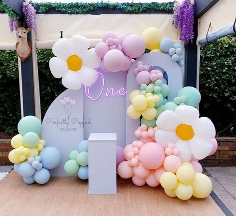 Décoration Baby Shower, Flower Birthday Party, 1st Birthday Girl Decorations, Simple Birthday Decorations, First Birthday Party Decorations, Pastel Balloons, Girl Birthday Decorations, Birthday Party Theme Decorations