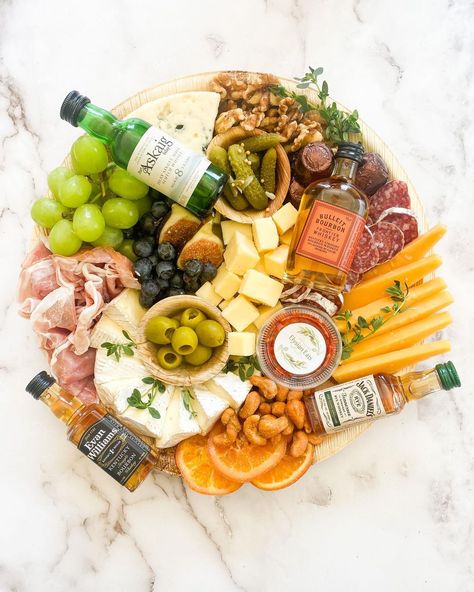 Fathers Day Charcuterie Board, Whiskey Cheese, Graze Boxes, Food Display Table, Graze Box, Evan Williams, Cheese Pairings, Charcuterie Inspiration, Gouda Cheese