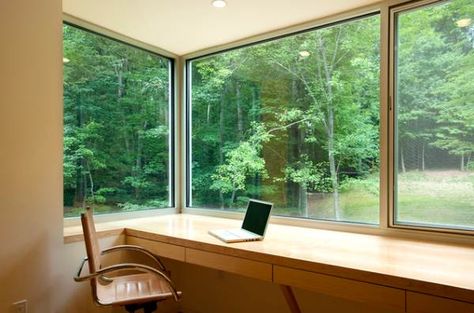 Built In Corner Desk | Corner window built-in desk Home Study Design, Window Desk, Minimalism Living, Windows Office, House Renos, Designer Office, Office Interior Design Modern, Modern Office Interiors, Wood Office