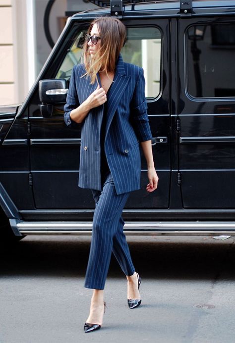 Pinstripe Blazer Outfit, Navy Jacket Outfit, Pinstripe Suit Women, Blazer Outfits Street Style, Black Womens Suit, Navy Pinstripe Suit, Outfit Mit Blazer, Professional Work Outfit, Striped Pant