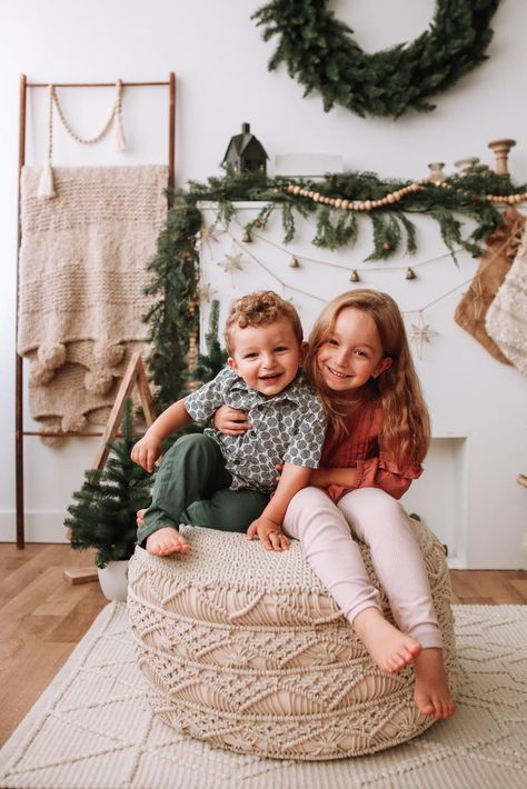 Natural Christmas Photo Shoot, Indoor Boho Christmas Photoshoot, Holiday Photoshoot Studio, Christmas Mini Indoor, Boho Christmas Mini Session, Indoor Holiday Photoshoot, Holiday Mini Session Ideas Indoor, Minimal Christmas Photoshoot, Christmas Family Photo Outfits Indoor