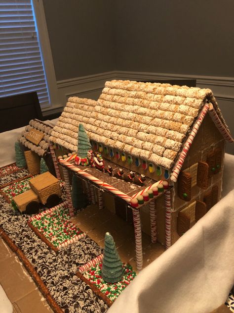 Gingerbread House Ideas Graham Cracker, Graham Cracker Houses, Gingerbread House With Graham Crackers, Gram Cracker House, Graham Cracker Houses Christmas, Gingerbread House Graham Crackers, Gram Cracker Gingerbread Houses, Ginger Bread House Out Of Graham Crackers, Gingerbread House Out Of Graham Crackers