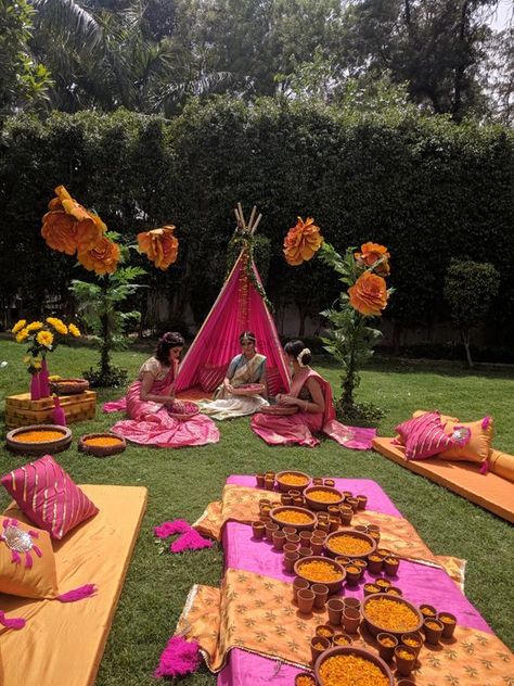 Photo By Andevi - Decorators Indian Wedding Reception Table Decor, Haldi Decoration, Indian Wedding Receptions, Indian Wedding Theme, Mehendi Decor Ideas, Haldi Decor, Mehendi Decor, Funny Wedding Invitations, Classic Wedding Decorations