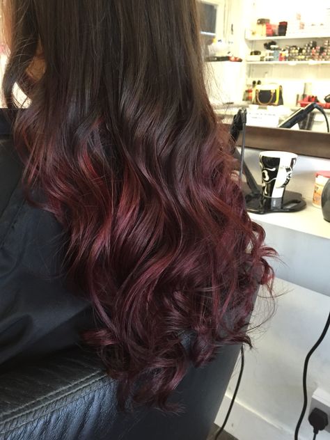 Ombré.. Using majicontrast red Dark Red Ends On Brown Hair, Brown Hair Red Ends, Red Gradient Hair, Red Ends On Brown Hair, Red Hair Ends, Sneaky Links, Gradient Hair, Red Hair Inspo, Hair Color Underneath