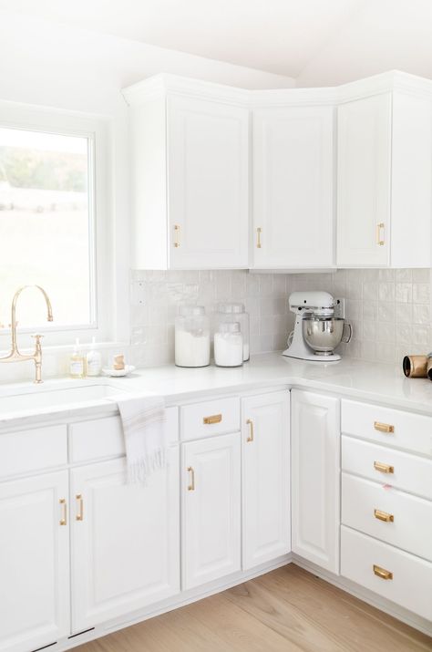 Countertop Alternatives, Quartz That Looks Like Marble, Carrara Marble Countertops, Benjamin Moore Simply White, Kitchen Grout, Tile Grout Color, Grout Colors, White Grout, Floor Grout