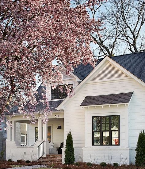 Cottage Tudor, White Exterior Paint Colors, White Farmhouse Exterior, Veranda Design, White Exterior Paint, Front Yard Decor, Farmhouse Exterior Design, Front Door Paint Colors, Farmhouse Paint Colors