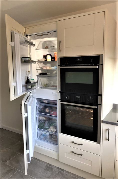 Integrated fridge freezer 50:50 split. Neff combi oven and a Neff single oven. Oven Beside Fridge, Built In Fridge And Oven, Small Kitchen Diner, Integrated Oven, Integrated Kitchen, Kitchen Printables, Modern Kitchen Appliances, Combi Oven, Integrated Fridge Freezer