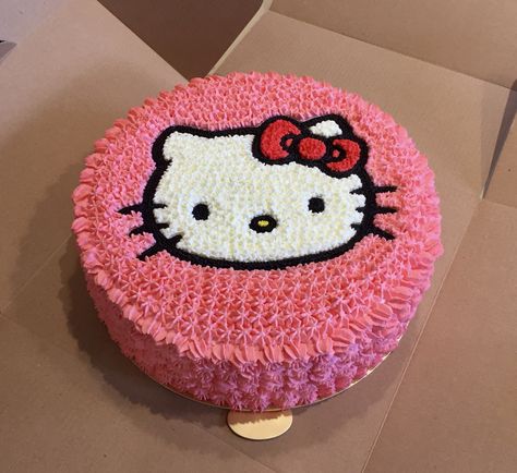 Hello Kitty Cake Design, Hello Kitty Flowers, Tort Hello Kitty, Bolo Da Hello Kitty, Hello Kitty Birthday Theme, Gift Arrangement, Hello Kitty Theme Party, Hello Kitty Birthday Cake, Buttercream Cake Designs