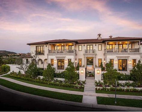 𝙃𝙤𝙢𝙚𝙨 𝙤𝙛 𝙩𝙝𝙚 𝙍𝙞𝙘𝙝™’s Instagram profile post: “Goodnight! 😍 Italian inspired home in a gated community 🌍 5 Coral Ridge, Newport Coast, California 🏠 13,600 Square Feet 🛏 6 Bedrooms 🛁 11…” Small Mediterranean Homes, Italian Inspired Home, Small Dream Homes, Newport Beach Homes, California Beach House, Newport Coast, San Diego Real Estate, Mediterranean Home Decor, Homes Luxury