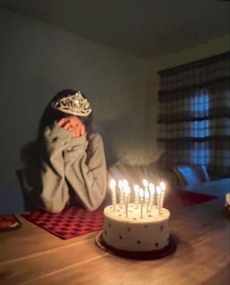 Surprise Birthday Aesthetic, Birthday Party Aesthetic Photos, Birthday Party Aesthetics, Sweet 16 With Friends, Birthday Mood Board Aesthetic, Lazy Birthday Ideas, Chill Birthday Aesthetic, My Birthday Photo Ideas, Faceless Birthday Photo