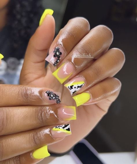 Yellow Short Nails, Nails Design Short, Acrylic Nails Designs, Short Acrylics, Acrylic Toe Nails, Halloween Acrylic Nails, Long Acrylic Nail Designs, Diy Acrylic Nails, Colored Acrylic Nails