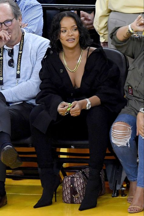 Rihanna Now, Basketball Game Outfit Women, Basketball Game Outfit, Looks Rihanna, Rihanna Love, Rihanna Outfits, Rihanna Looks, Rihanna Riri, Game Outfit