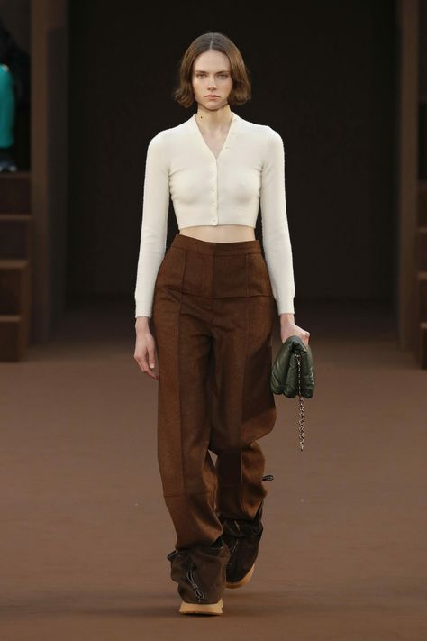 Loewe Ready To Wear Fall Winter 2022 – DOOR11 White Cropped Cardigan, Paris Fashion Week Runway, Winter 2022, Fall 2022, Fashion Show Collection, Cropped Cardigan, Paris Fashion, Runway Fashion, The Fashion