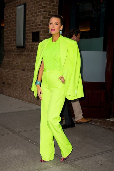 Blake wore this a slime-green neon suit from Versace's Spring '19 men's collection Blake Lively Style, Red Carpet Outfits, High Fashion Looks, Green Suit, Vogue Australia, Big Fashion, Nicole Kidman, Menswear Inspired, Blake Lively