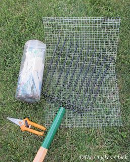 Like the droppings boards, sand is attended to once daily. I sift the sand using a compost/mulch fork that I have converted into the world’s biggest kitty litter scoop, with fine mesh hardware cloth and zip ties. It takes less than five minutes to sift the sand and doing so keeps the coop clean and augments my compost pile with primarily nitrogen-rich droppings, not pine shavings, straw or hay. Chicken Coop Bedding, Clean Chicken, Coop Design, Chicken Coop Designs, Chicken Chick, Pooper Scooper, Building A Chicken Coop, Keeping Chickens, Chicken Coop Plans