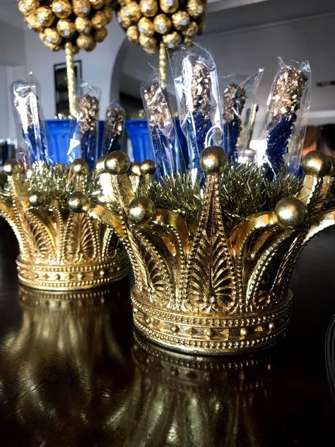 Crown Centerpiece Ideas, 15 Decorations, Champagne Centerpiece, Crown Centerpiece, Kids Party Planning, Boy Baby Shower Centerpieces, Red Wedding Decorations, Crown Decor, Banquet Ideas